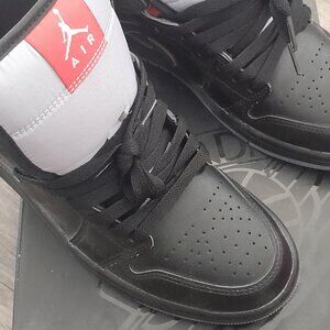 Nike Air Jordan 1 Mid SE Black/White/Wolf Grey Size 7.5